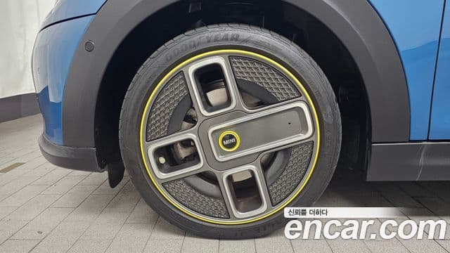 Mini Cooper Electric 2023 — ფოტო 17/20