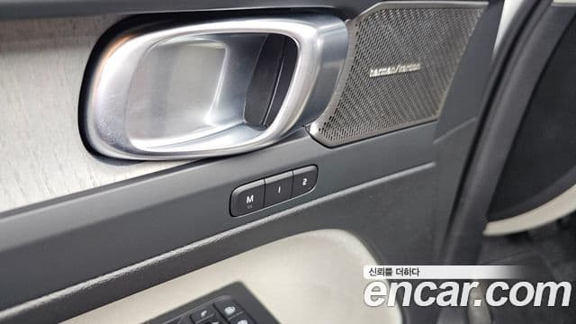 Volvo XC40 2025 — ფოტო 16/20