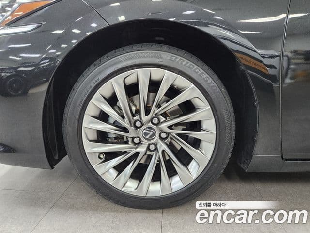 Lexus ES300h 2023 — фото 20 из 20