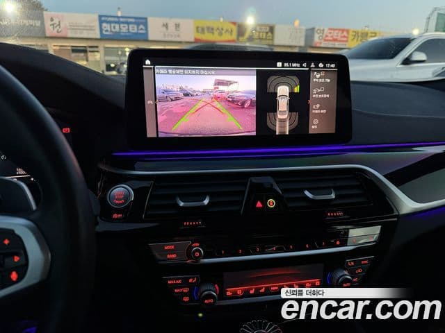 BMW 5 Series 2022 — фото 14 из 17