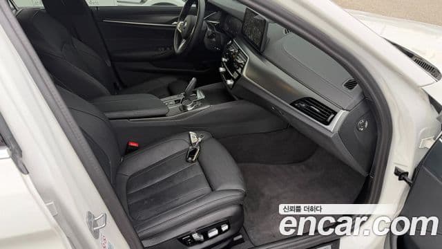 BMW 5 Series 2023 — фото 9 из 20