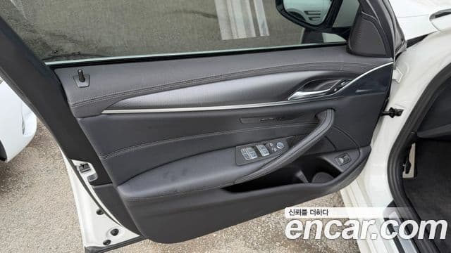 BMW 5 Series 2023 — фото 11 из 20