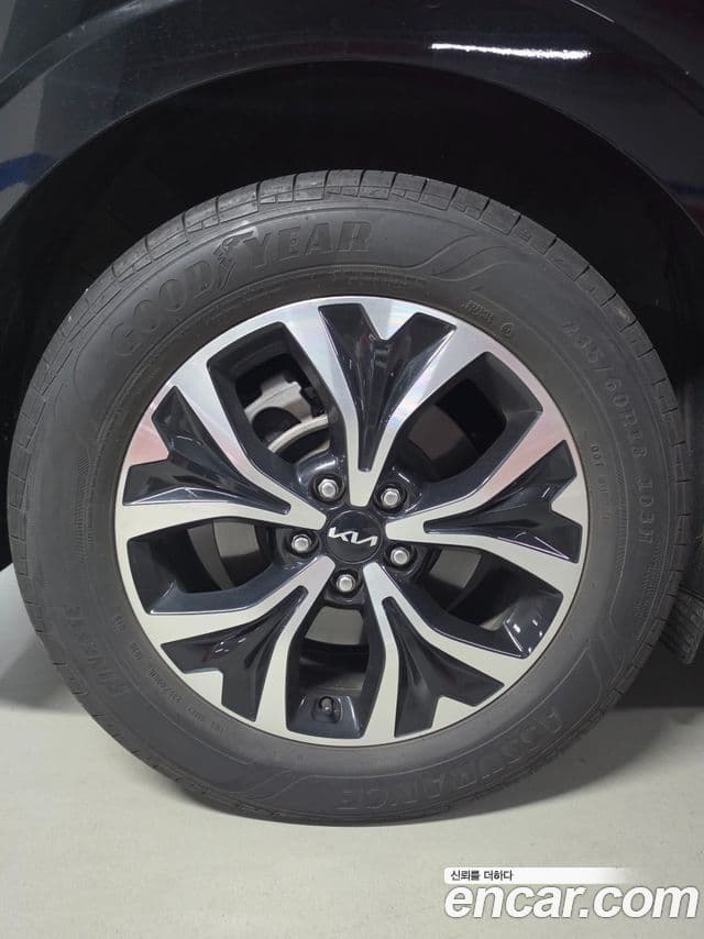 Kia Carnival 2023 — фото 13 из 20