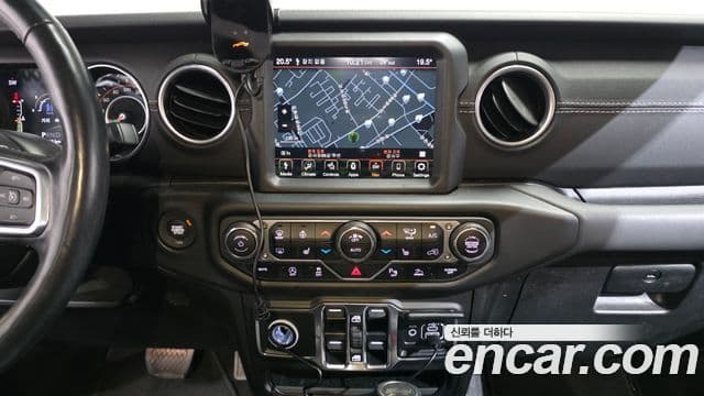 Jeep Wrangler 2020 — ფოტო 13/20
