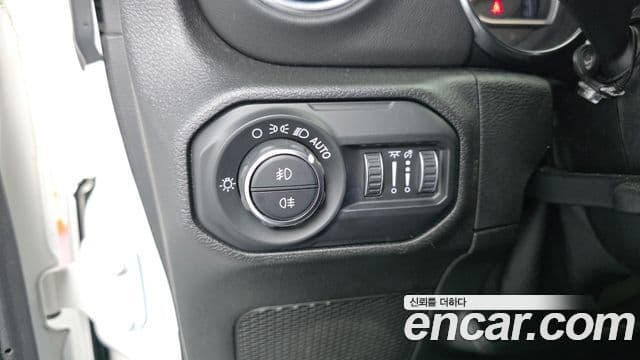 Jeep Wrangler 2020 — ფოტო 18/20