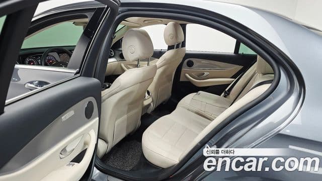 Mercedes-Benz E-Class 2018 — ფოტო 16/20