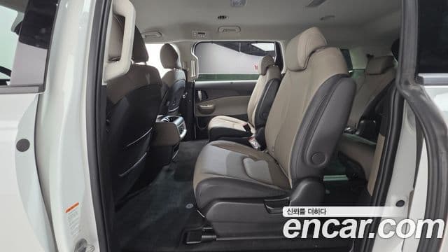 Kia Carnival 2025 — фото 17 из 20