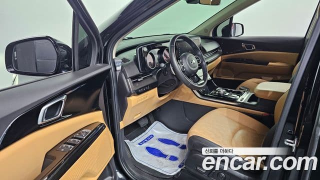 Kia Carnival 2021 — фото 10 из 20