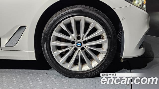 BMW 5 Series 2019 — Photo 30/36
