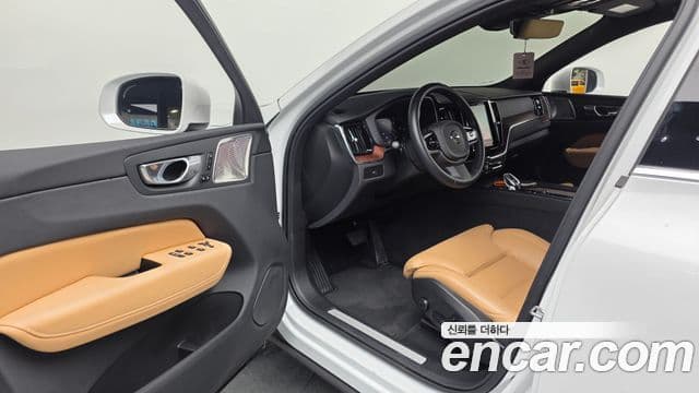Volvo XC60 2025 — Photo 6/20