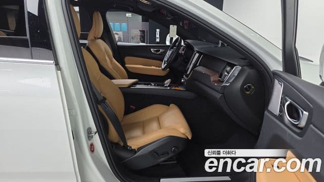 Volvo XC60 2025 — Photo 19/20