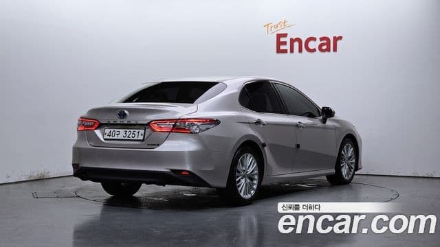 Toyota Camry 2018 — Şəkil 12/20