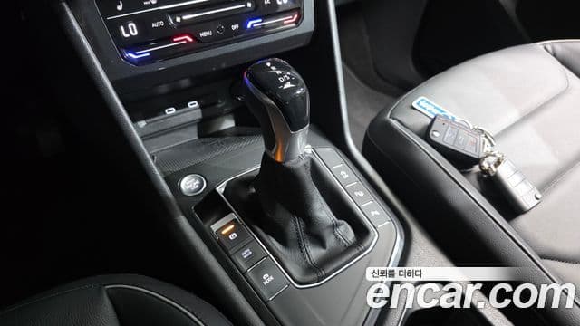 Volkswagen Tiguan 2022 — ფოტო 8/20