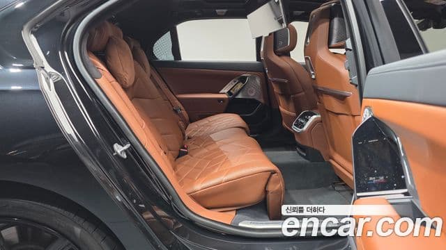 BMW i7 2024 — ფოტო 14/32