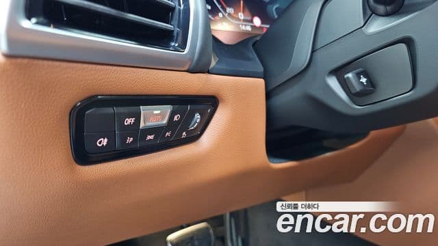 BMW 8 Series 2024 — Photo 26/32