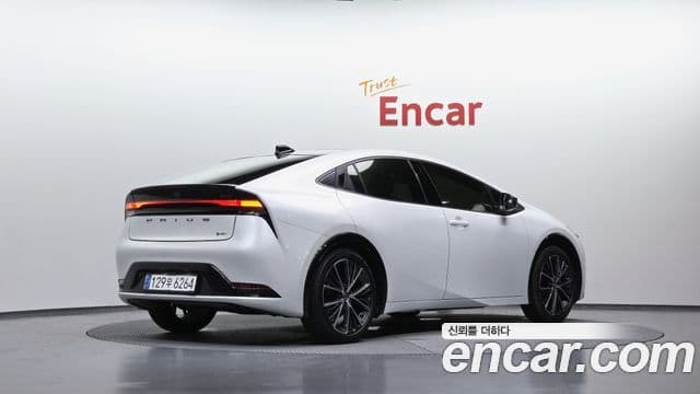 Toyota Prius 2023 — ფოტო 2/20