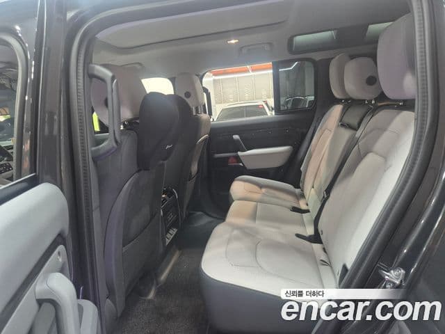 Land Rover Defender 2025 — фото 17 из 20