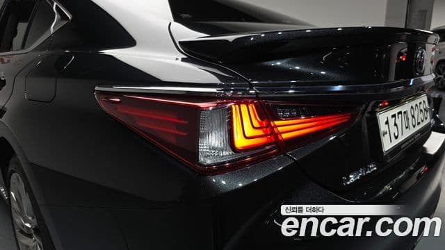 Lexus ES300h 2021 — Photo 5/42