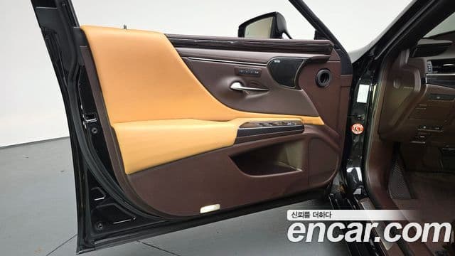 Lexus ES300h 2021 — Photo 22/42