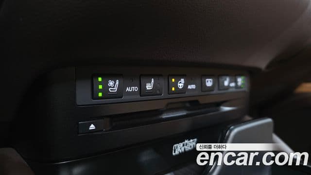 Lexus ES300h 2021 — Photo 28/42