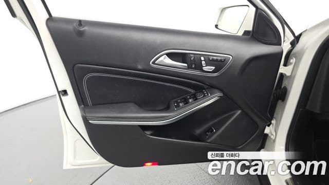 Mercedes-Benz GLA-Class 2019 — Şəkil 15/31