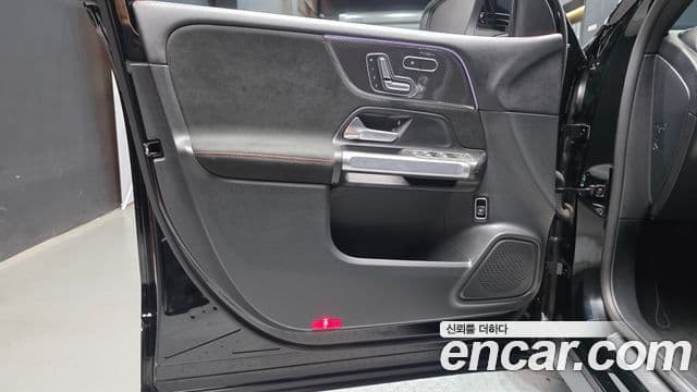 Mercedes-Benz GLB-Class 2025 — Photo 1/30