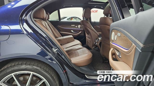 Mercedes-Benz E-Class 2022 — фото 11 из 20