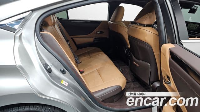 Lexus ES300h 2019 — Şəkil 11/20