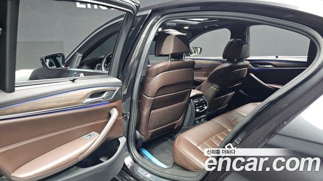 BMW 5 Series 2018 — ფოტო 18/20