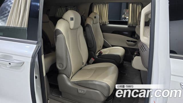 Kia Carnival 2021 — фото 12 из 20