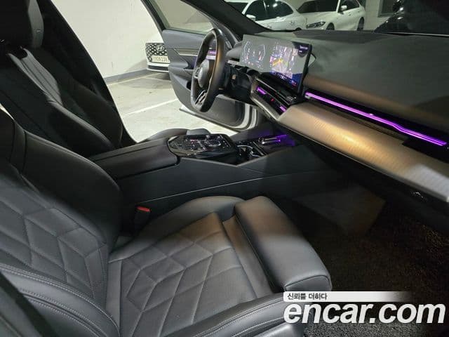 BMW 5 Series 2023 — ფოტო 14/20