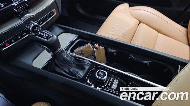 Volvo XC60 2019 — ფოტო 9/20