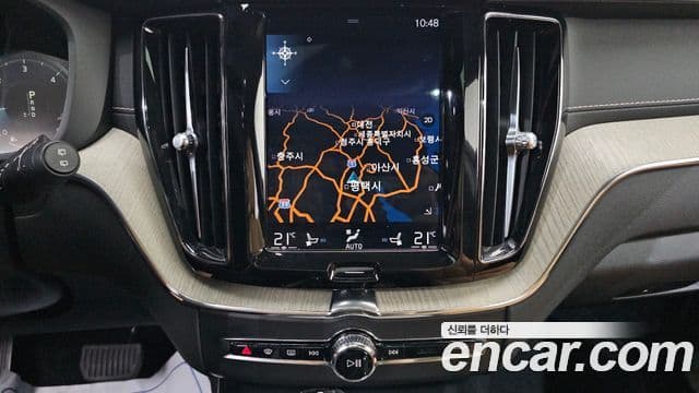 Volvo XC60 2019 — ფოტო 14/20