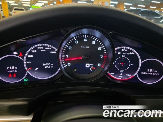 Porsche Panamera 2023 — ფოტო 17/20
