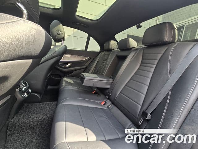 Mercedes-Benz E-Class 2021 — ფოტო 13/17