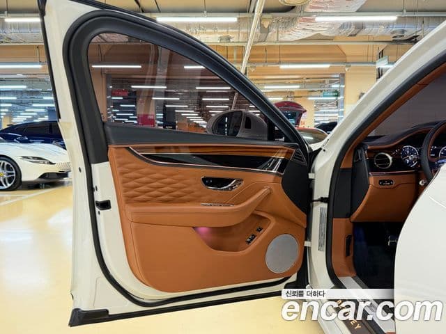 Bentley Flying Spur 2020 — ფოტო 8/20