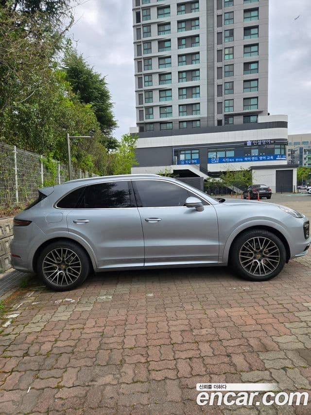 Porsche Cayenne 2022 — ფოტო 2/5
