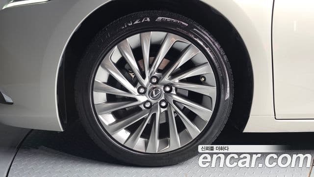 Lexus ES300h 2018 — фото 5 из 20