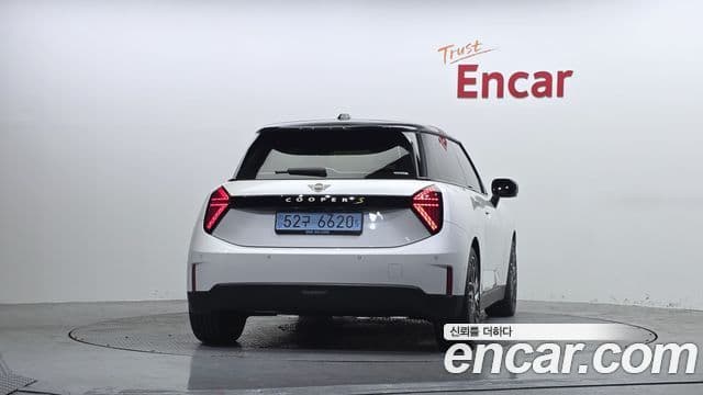 Mini Cooper Electric 2024 — ფოტო 31/38