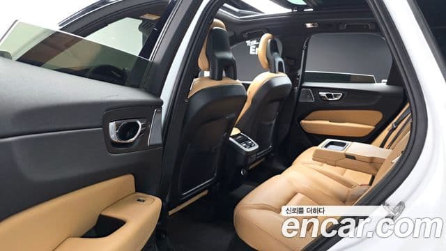 Volvo XC60 2018 — фото 11 из 20