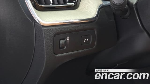 Volvo XC60 2018 — ფოტო 15/20
