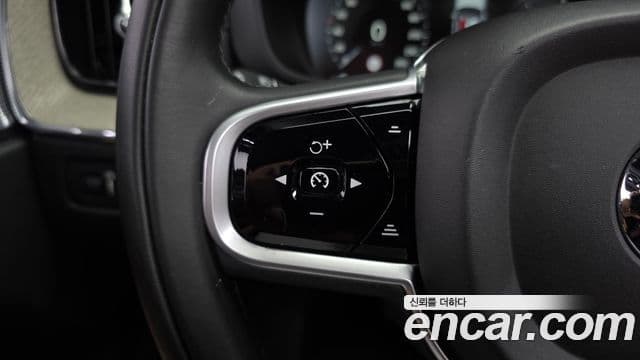 Volvo XC60 2018 — ფოტო 18/20