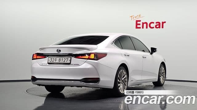 Lexus ES300h 2019 — ფოტო 2/20