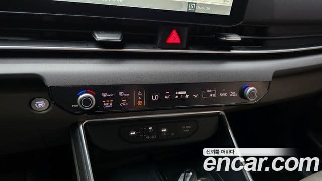 Kia Carnival 2023 — ფოტო 17/20