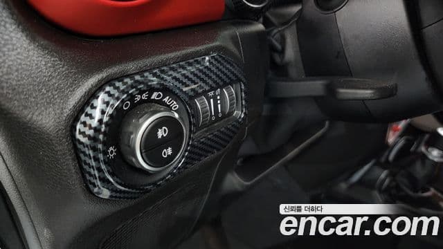 Jeep Wrangler 2019 — ფოტო 17/20