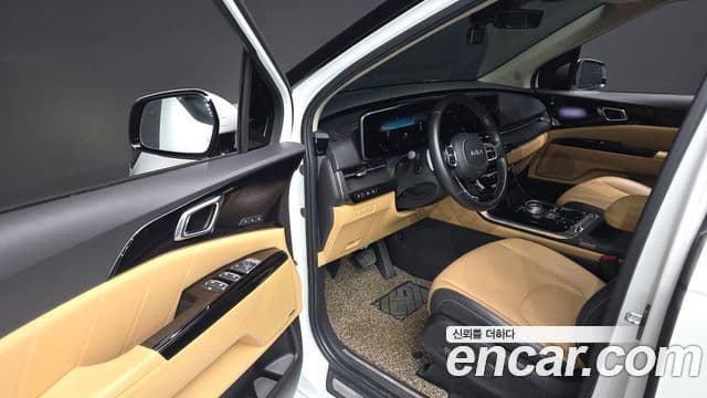 Kia Carnival 2021 — фото 10 из 20
