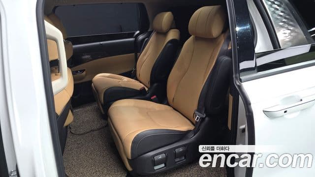 Kia Carnival 2021 — фото 12 из 20