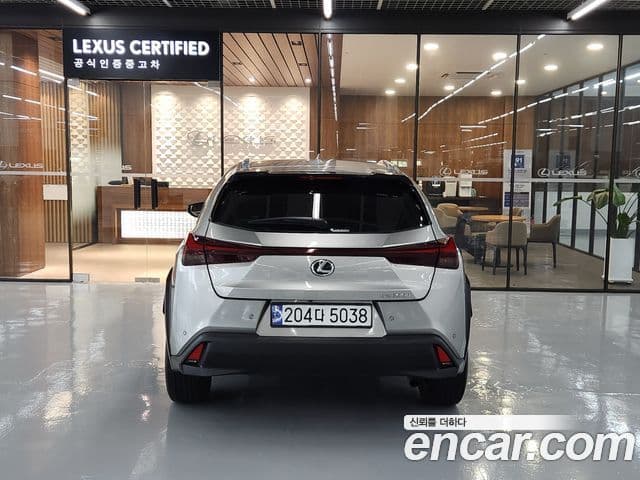 Lexus UX300h 2024 — ფოტო 2/20
