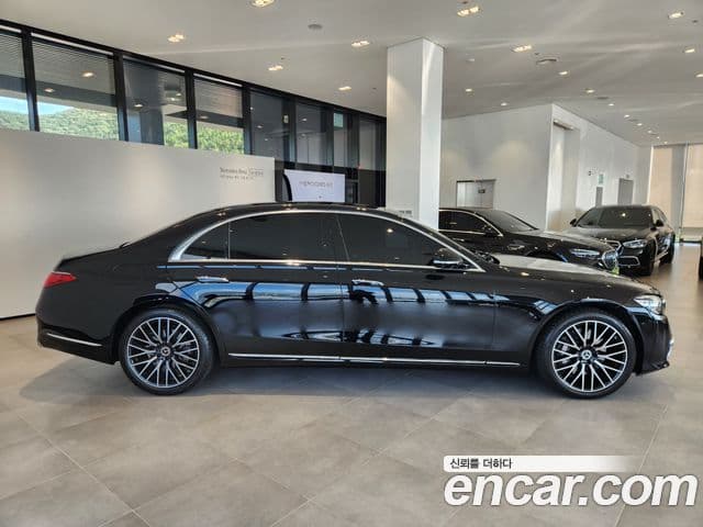 Mercedes-Benz S-Class 2025 — Photo 9/20