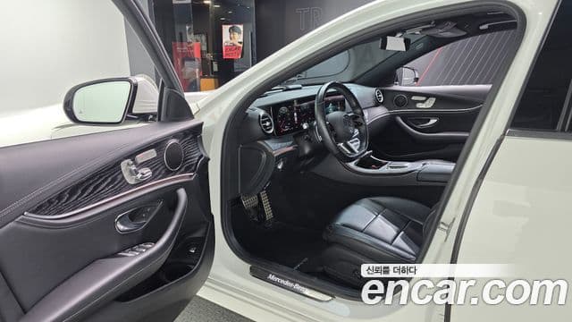 Mercedes-Benz E-Class 2021 — фото 10 из 20